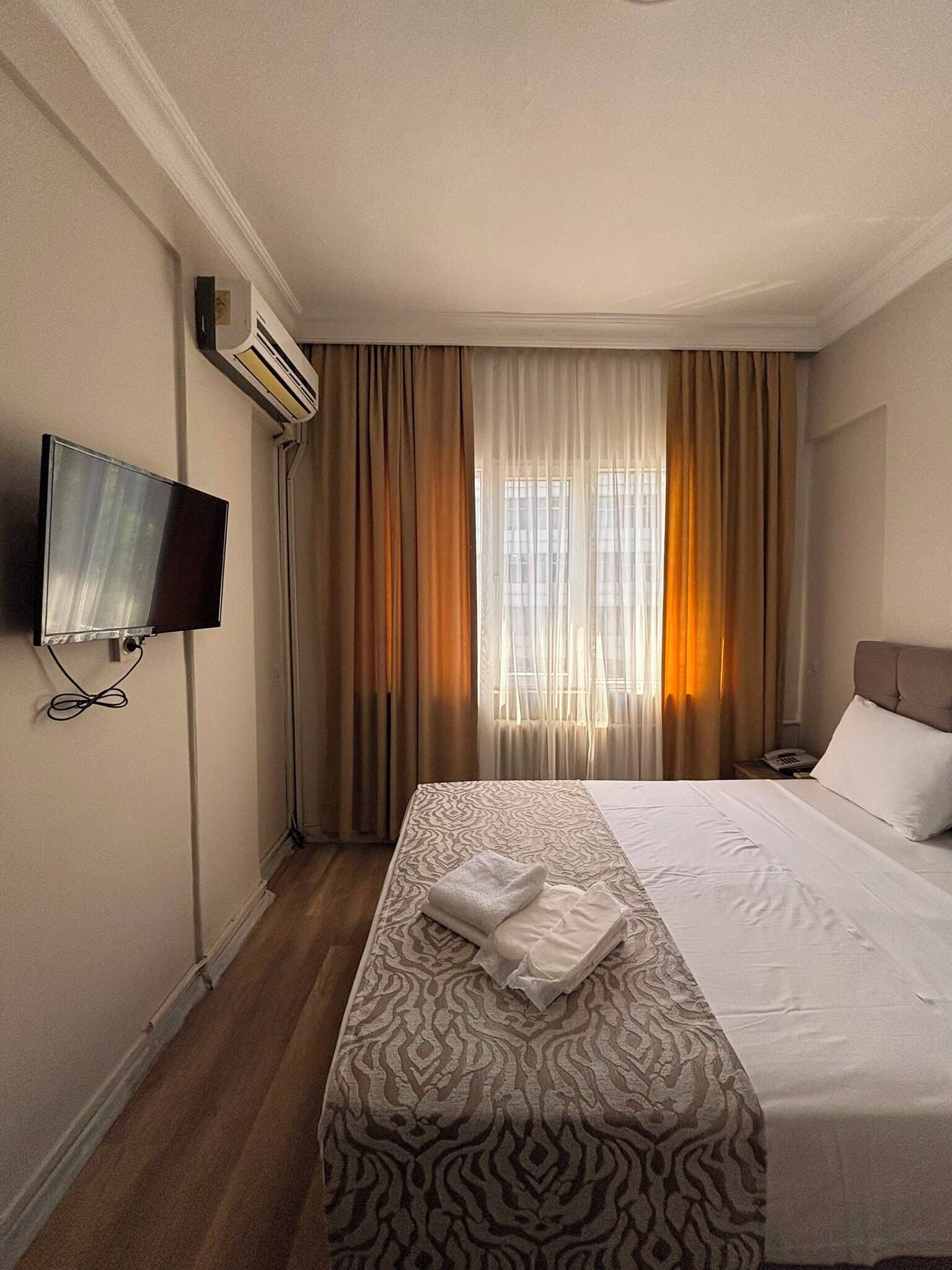 Double or Twin Room | Desk, WiFi (free)