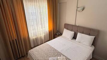 Habitación, vistas a la ciudad | Escritorio y wifi gratis