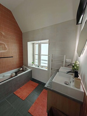 Haartrockner, Handtücher, Seife, Toilettenpapier
