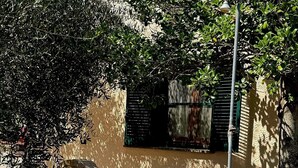 A courtyard with a stone fountain, a large terracotta pot with plants, a metal lamp post, and a building with a window and shutters. - Detached house just a few minutes from the beach (Castiglione della Pescaia)