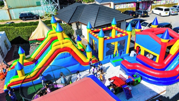 Eine bunte, aufblasbare Spielkonstruktion mit Rutschen und Kletterbereichen.