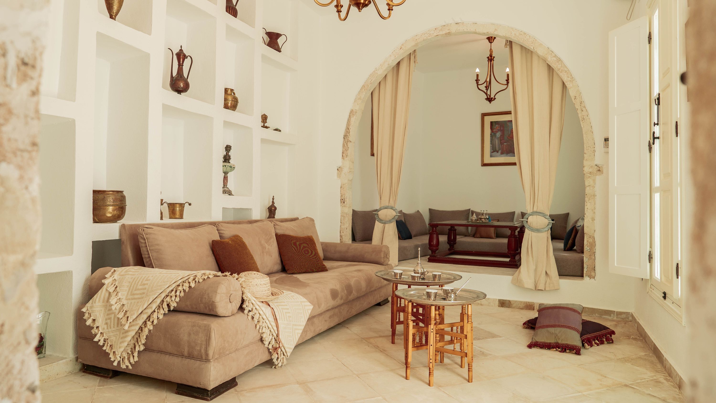 Una sala de estar acogedora con un sofá, una mesa de centro y una mesa de comedor.