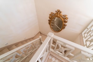 A staircase with white railings and a gold-framed mirror on the wall. - Villa d Exception Gammarth Piscine Priv e (La Marsa)