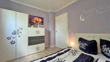 Tabla de planchar con plancha, wifi, ropa de cama