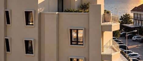 A hotel building with multiple balconies and a sign reading 'LOOKS PRIVE SUITES'.
