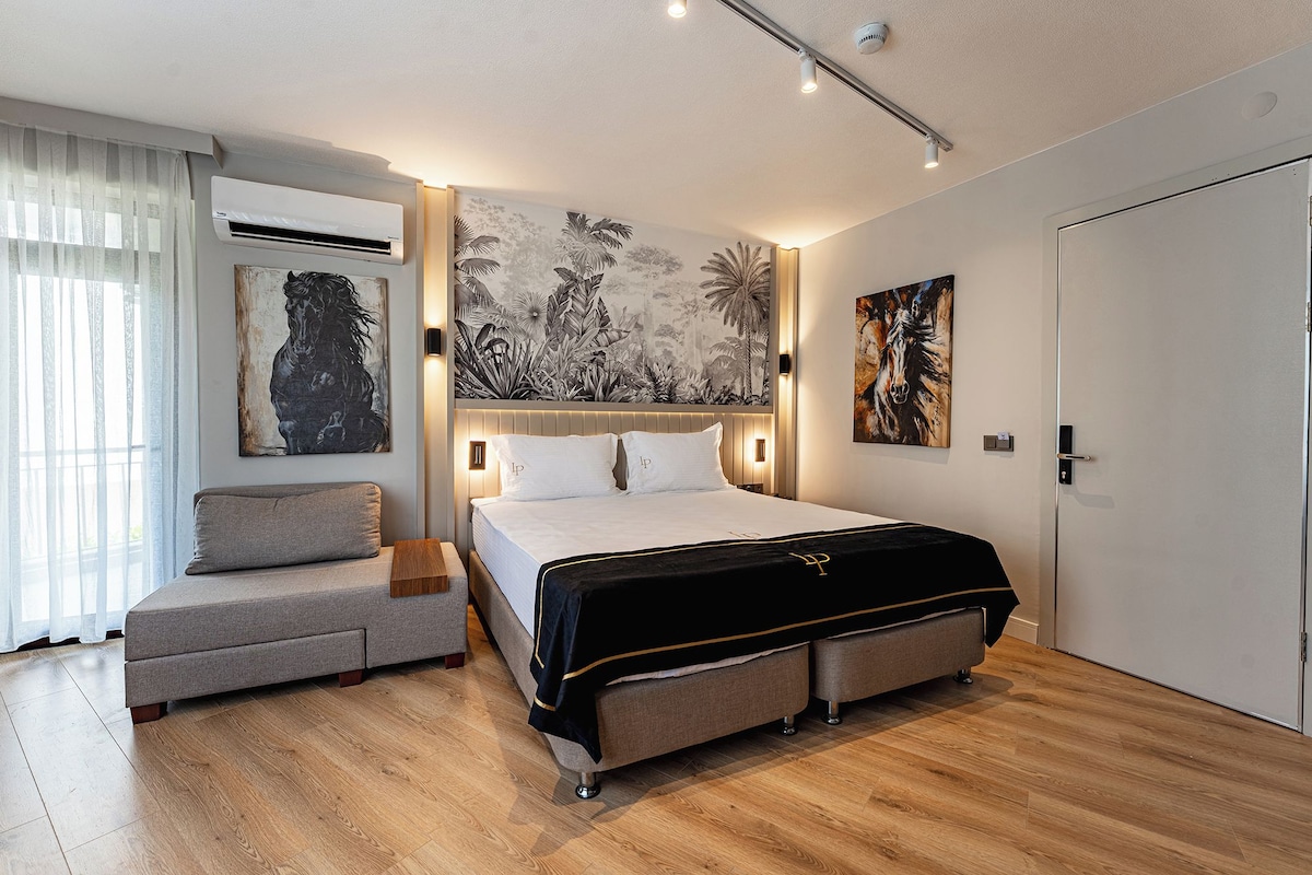 Un dormitorio moderno con una cama grande, una mesita de noche, una silla y un armario.