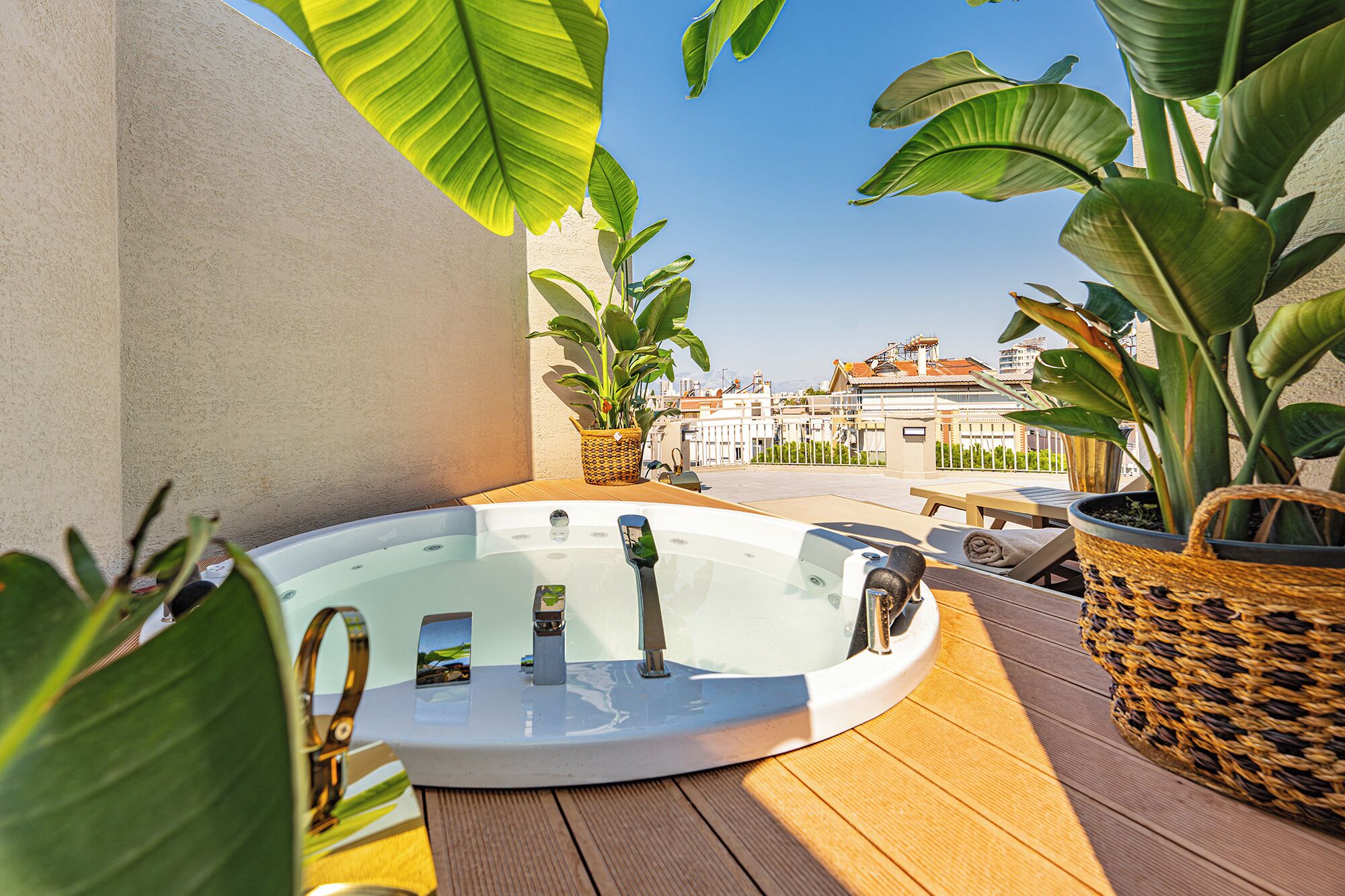 Deluxe Suite, Partial Sea View | Outdoor spa tub