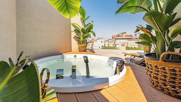Suíte luxo, vista parcial para o mar | Hidromassagem externa