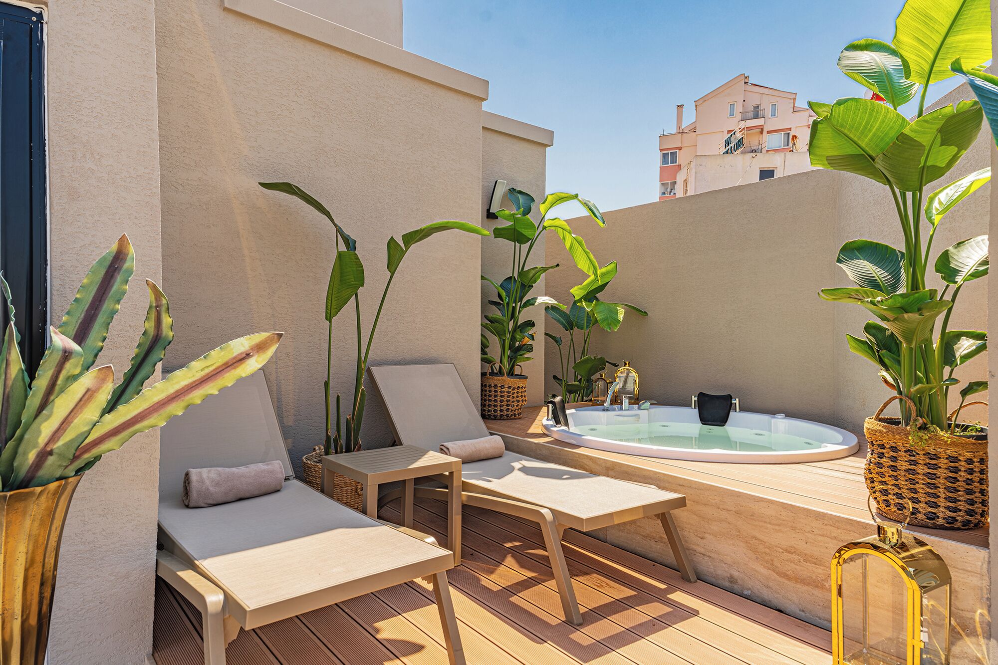 Deluxe Suite, Partial Sea View | Outdoor spa tub