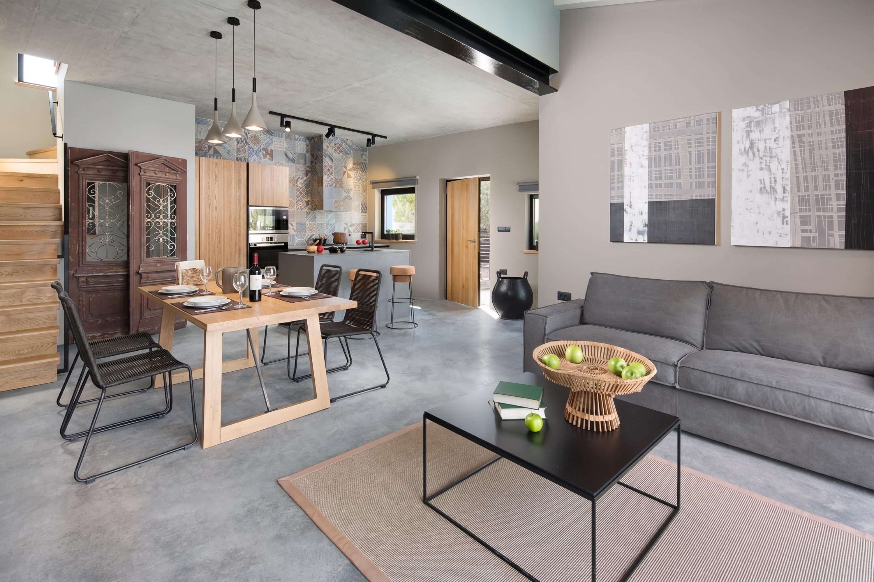 Ein modernes Interieur mit Essbereich, Küche und Wohnbereich.