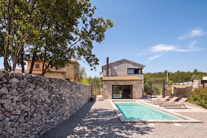 A modern villa with a stone wall, a swimming pool, and a patio area. - Villa Iron Lady Labin Private Pool & Sea View (Labin)