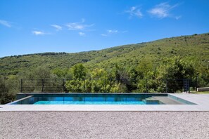 A swimming pool with a view of a green hillside. - Villa Awesome Lodge (Rasa)