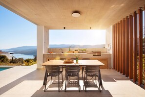 Luxury-Villa, 3 Schlafzimmer, Kamin (Villa Immortella – Luxury Pool &) | Speisen im Freien