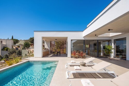 Villa Immortella Luxury Pool & Spa Retreat