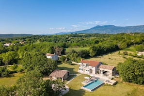 A modern two-story house with a swimming pool, surrounded by lush greenery and mountains in the background. - Villa Baracchi 4 BDR Pool Villa With Sauna in Krsan (Krsan)