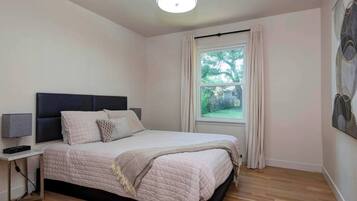 2 Schlafzimmer, Schreibtisch, Bügeleisen/Bügelbrett, Reisekinderbett