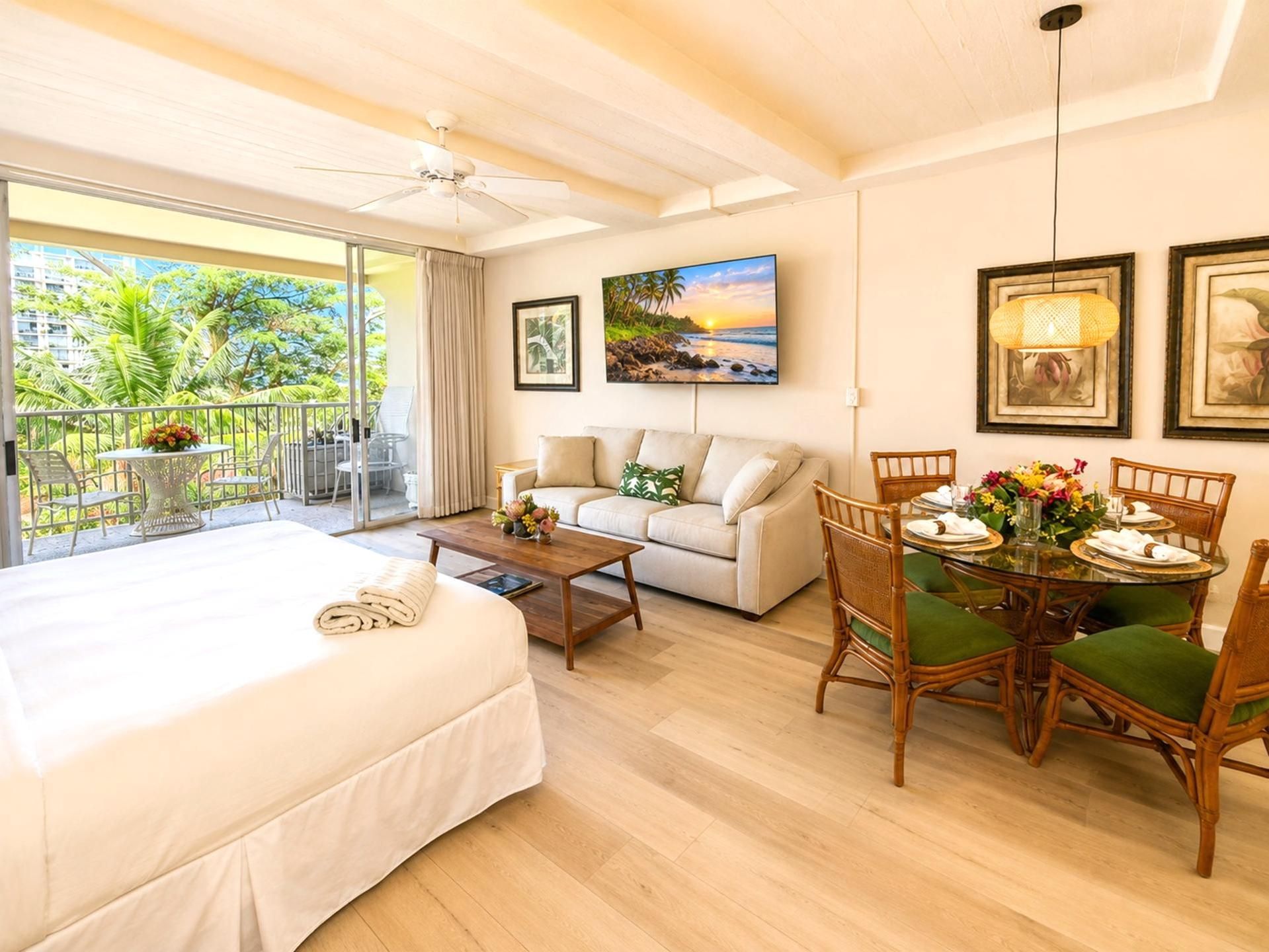 Une chambre d’hôtel comprenant un lit, un canapé, une table à manger avec des chaises et un balcon avec des sièges d’extérieur.