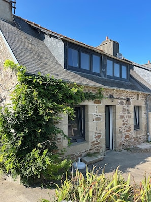 Exterior - Small fisherman's cottage with a view of the sea. (Paimpol)