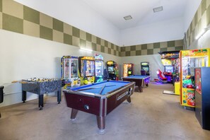 Ein Freizeitraum mit Billardtischen, Kicker und verschiedenen Spielautomaten.