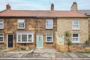 A row of terraced houses with brick walls, white-framed windows, and a tiled roof. - Host Stay Cuit s View (Middlesbrough)