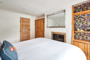 A bedroom with a wooden wardrobe, a mirror, a floral wallpaper, and a fireplace. - Host Stay Cuit s View (Middlesbrough)