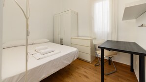 A bedroom with a bed, a desk, a wardrobe, and a chair. - (MGU272D) 2-bedroom apartment in Chamberí (Madrid)
