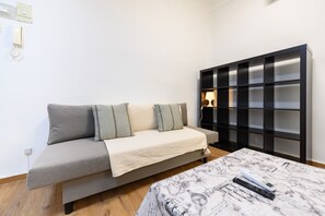Ein modernes Wohnzimmer mit einer Couch, einem Tisch mit einer Karte und einer schwarzen Regaleinheit.