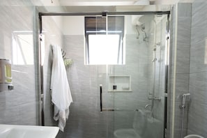 Shower, bidet, towels, soap - Mostays Lake view bliss (Kampala)