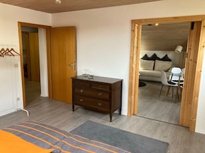 TV, stereo - Apartment 'Daniel's Fewo' with Shared Garden, Balcony and Wi-Fi (Gruibingen)