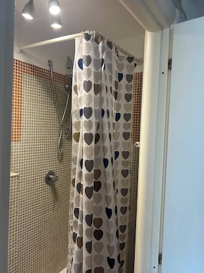 Unclassified image, 5 of 18, button - Studio apartment on Piazza Buozzi in the Latina neighborhood, in a central and safe area, offering plenty of privacy (Latina)
