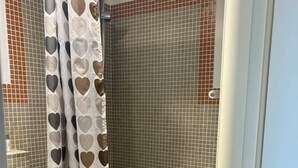 Een douche, een haardroger, een bidet, handdoeken