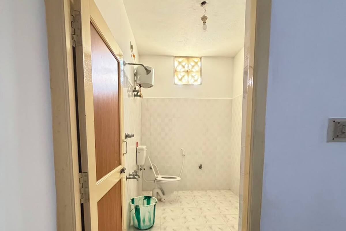 Shower, towels, soap, shampoo
