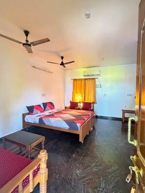 Desk, free WiFi - Hotel Meera Palace (Tirukalukundram)
