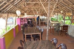 Outdoor dining - Hotel Meera Palace (Tirukalukundram)