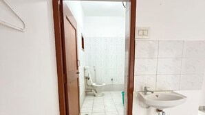 Douche, serviettes fournies, savon, shampooing