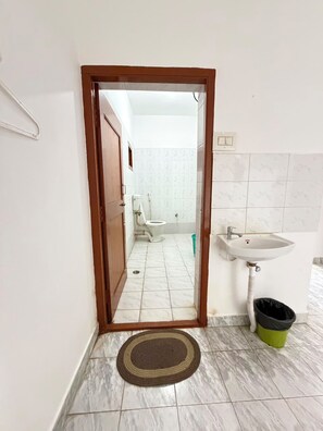 Shower, towels, soap, shampoo - Hotel Meera Palace (Tirukalukundram)