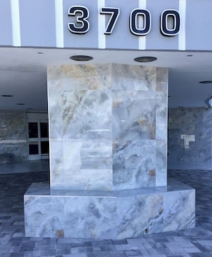 A building entrance with a large marble column and the number 3700 above. - 2-bedroom condo in awesome Fort Lauderdale with AC and gym access (Fort Lauderdale)