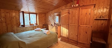 2 bedrooms, iron/ironing board