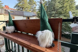 A wooden bench with two white-haired dog statues wearing green hats. - La Casa degli Gnomi - Fuscaldoapartment (Camigliatello Silano)