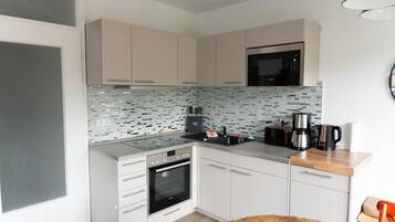 Coffee/tea maker, fridge, microwave, oven