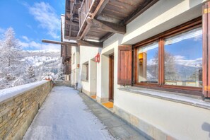 A snow-covered balcony with a view of a mountainous landscape. - Appartamento I Larici (Sauze di Cesana)