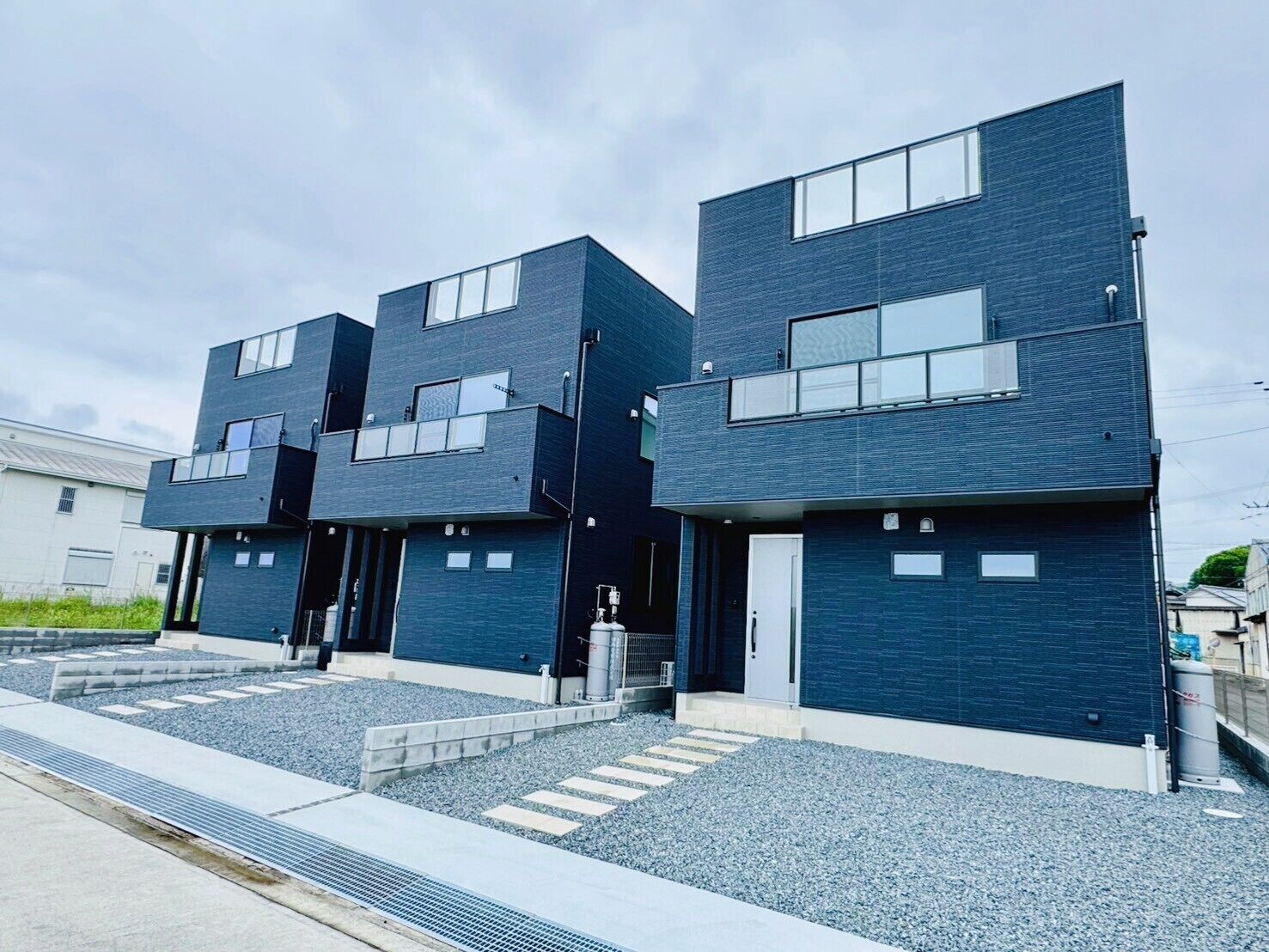 Un immeuble moderne à plusieurs étages, doté d’un toit plat et de grandes fenêtres.