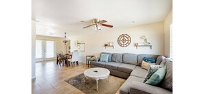 Living area - 3-bedroom house in beautiful Phoenix, close to everything! (Phoenix)