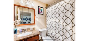 Hair dryer, towels, soap, toilet paper - 3-bedroom house in beautiful Phoenix, close to everything! (Phoenix)