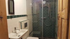 Apartment | Bathroom - Minimalist Home Near Forest (Janowice Wielkie)