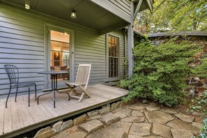 Outdoor dining - Olinda Magnolia 2 by Ready Set Stay (2 bedrooms) (Olinda)