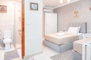 Luxe tweepersoonskamer, balkon, uitzicht op stad | Badkamer | Een haardroger, pantoffels, handdoeken, zeep