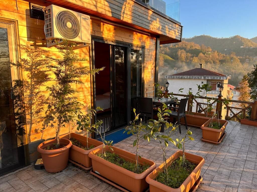 Family Triple Room, Garden View | Tempat makan luar