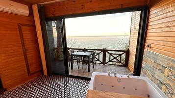 Superior Suite, Balcony, Sea View | Interior