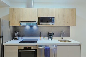 Frigorifero, microonde, forno, piano cottura